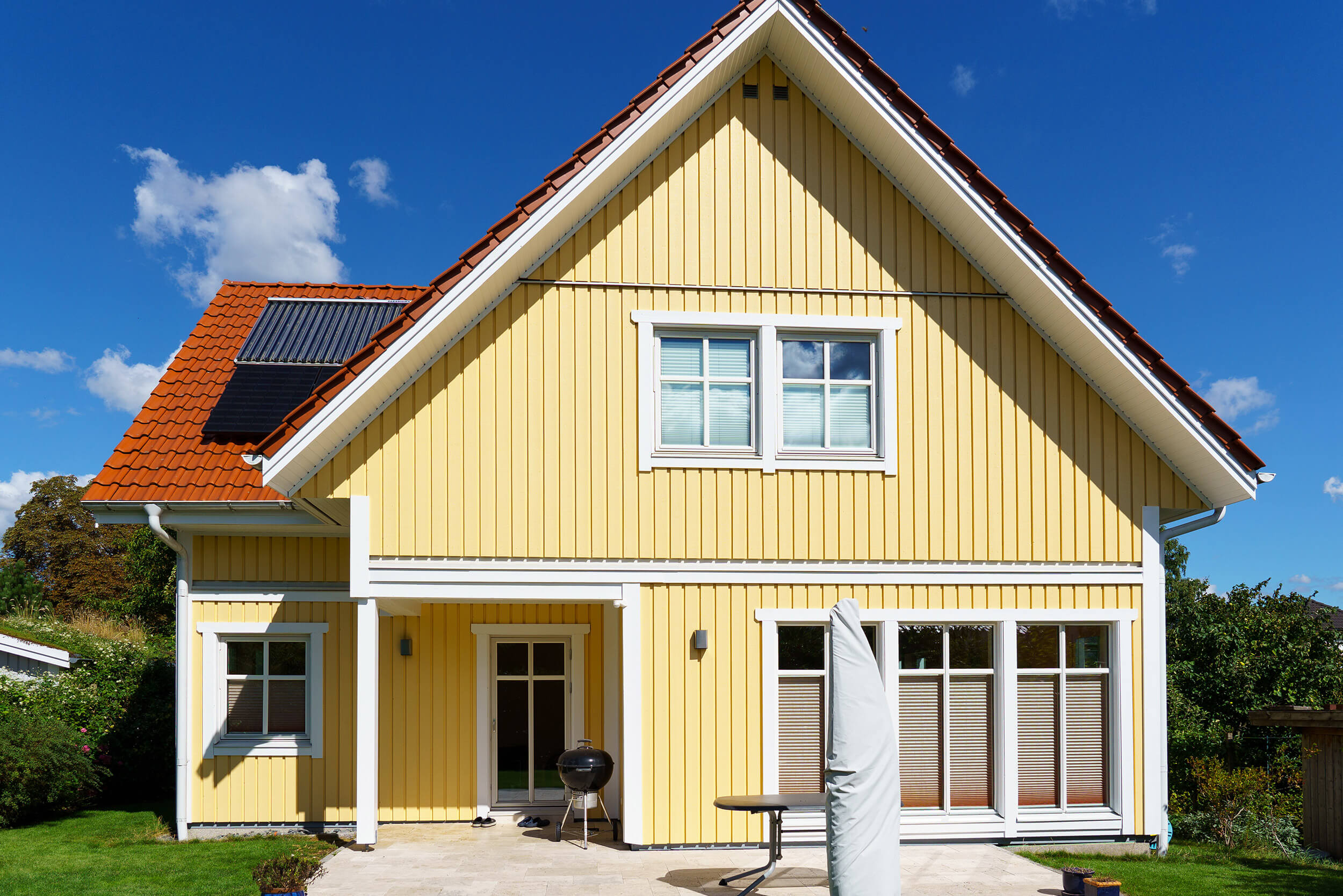 Neue gelbe Holzfassade eines Einfamilienhauses