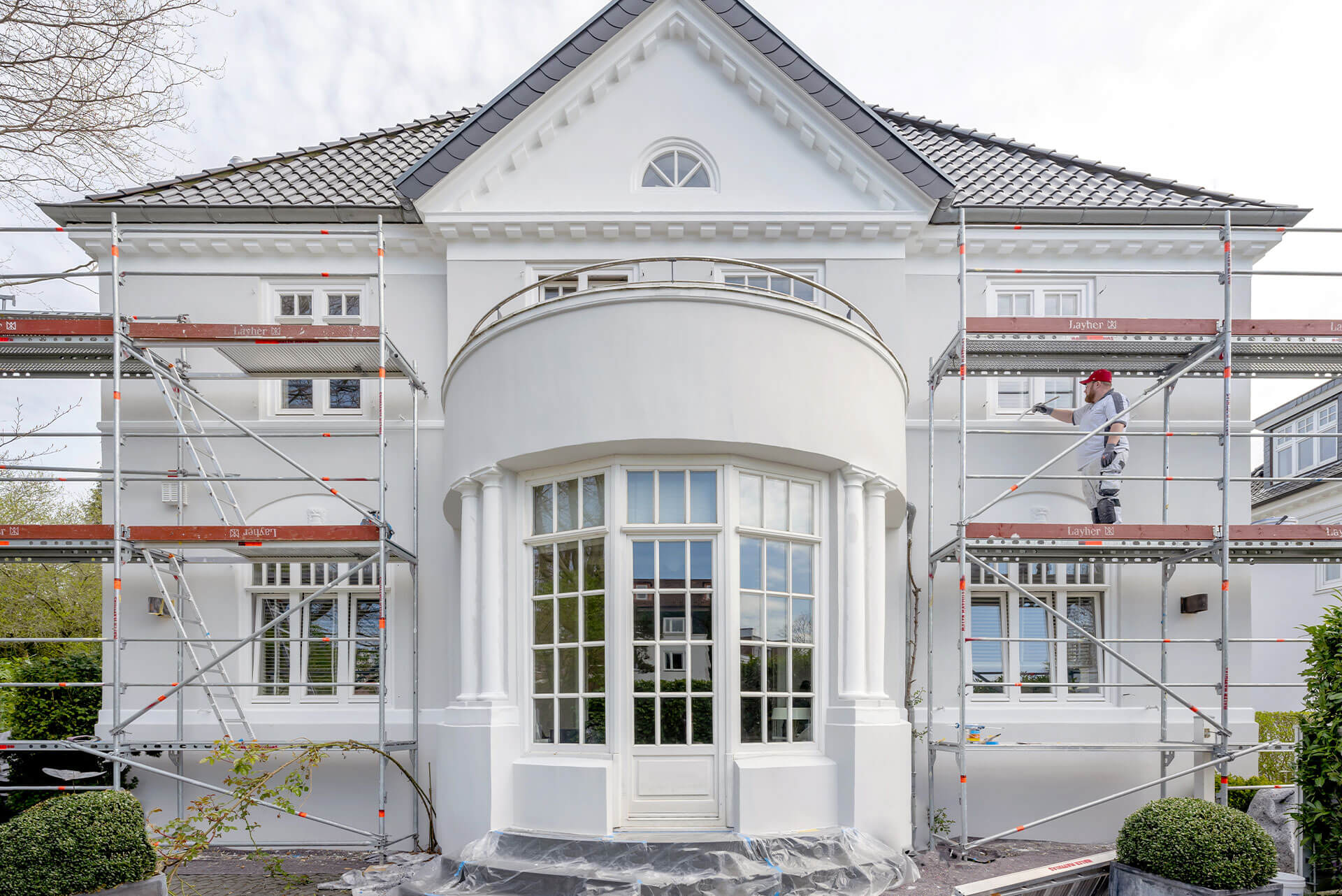 Fassadenrenovierung und Malern von Sprossenfenstern einer Villa in Hamburg