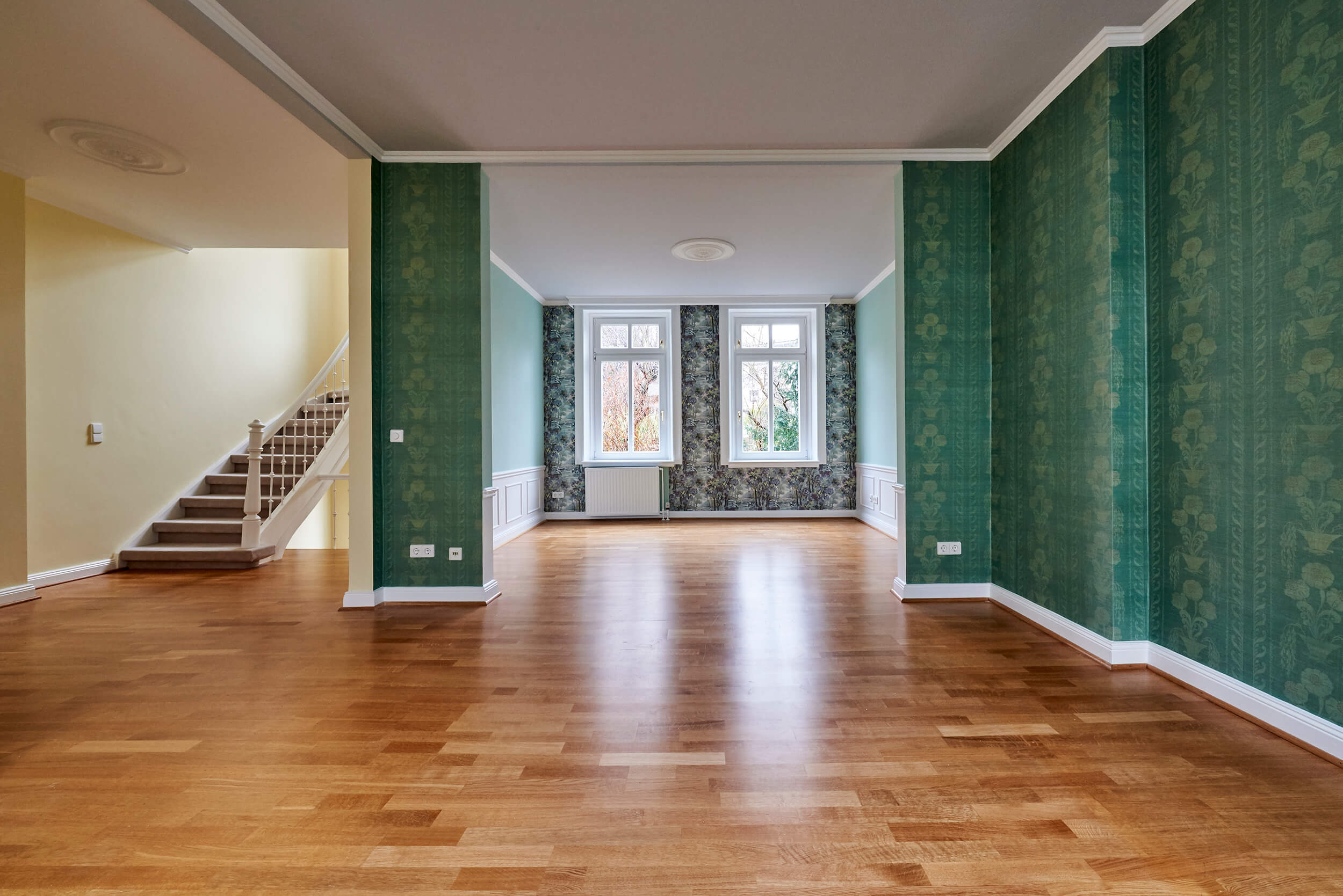 Renovierung von Boden und Wänden mit grüner Tapete in einem Hamburger Altbau