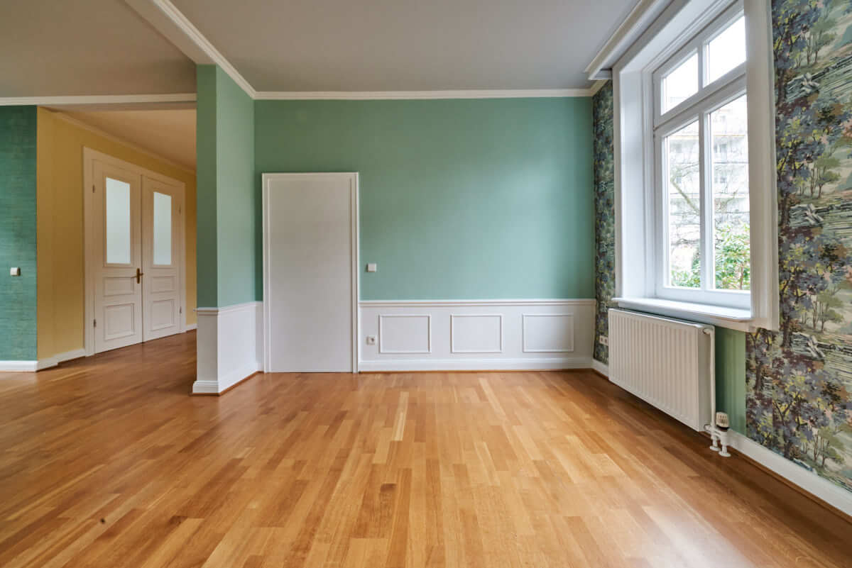 Renovierung von Boden und Wänden mit grüner Farbe in einem Hamburger Altbau