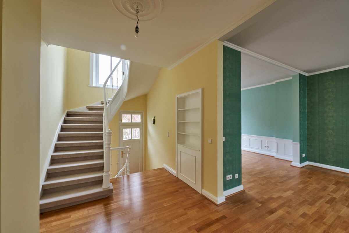 Renovierung von Boden und Wänden und Einbauschränken in einer Wohnung mit Treppenhaus in Hamburg