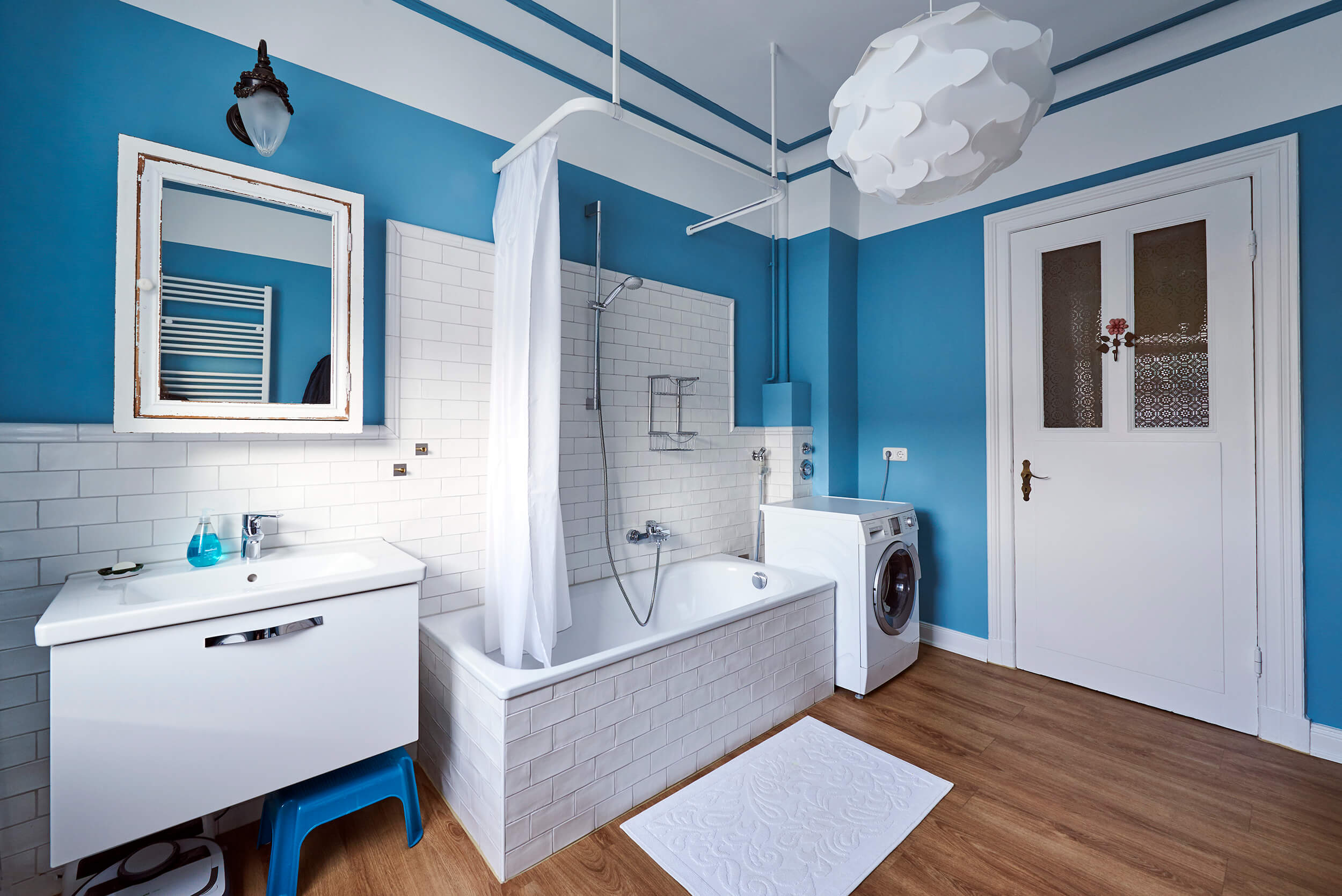 Blaue Wandfarbe in einem Bad in Hamburg
