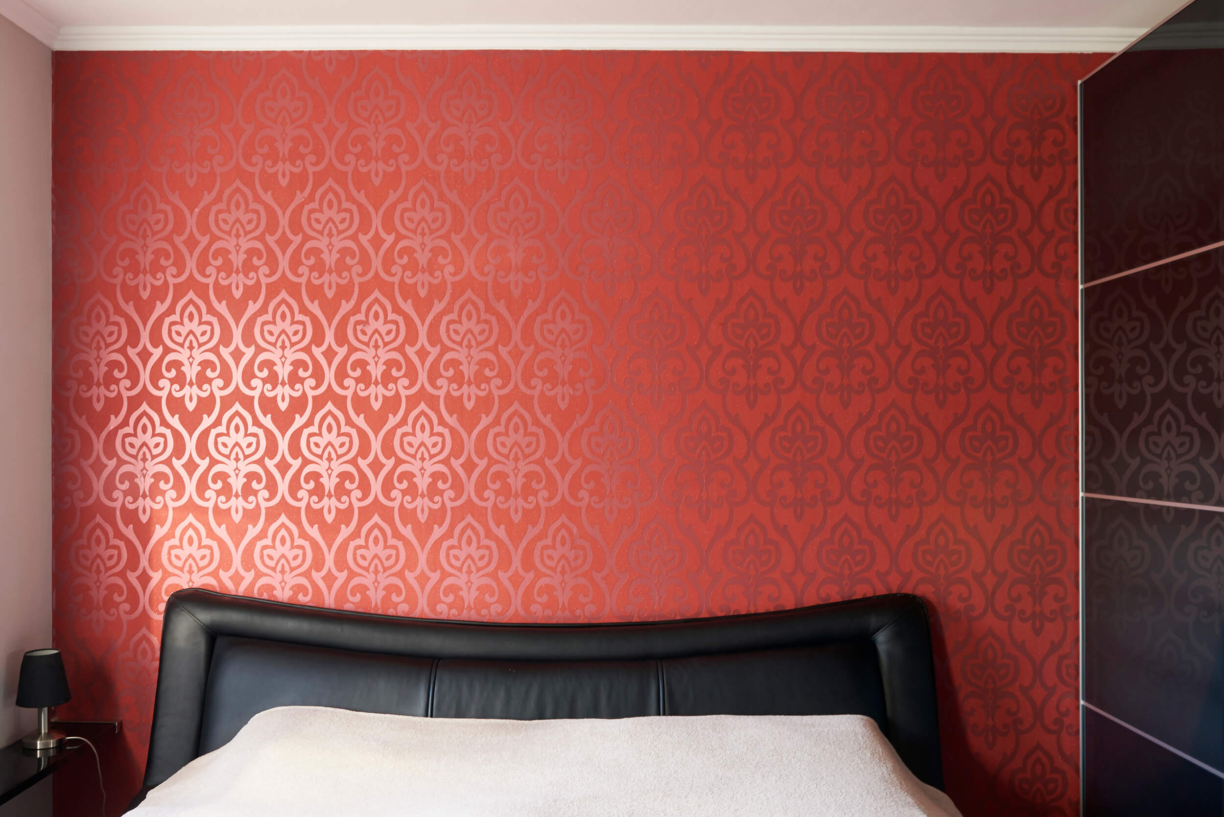 Rote Mustertapete mit Ornamenten in einem Schlafzimmer in Hamburg