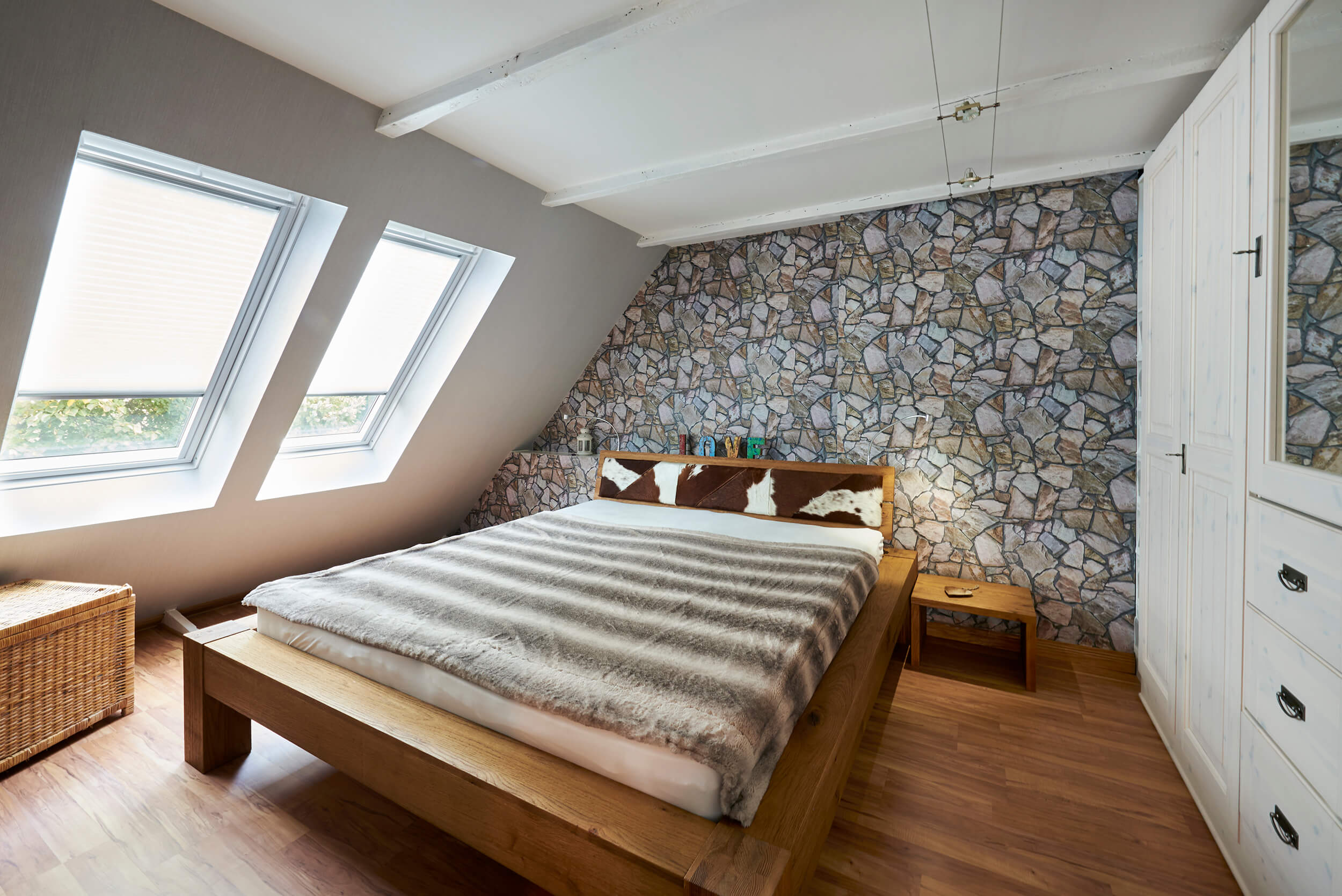 Mustertapete mit Steinoptik in einem Schlafzimmer in Hamburg