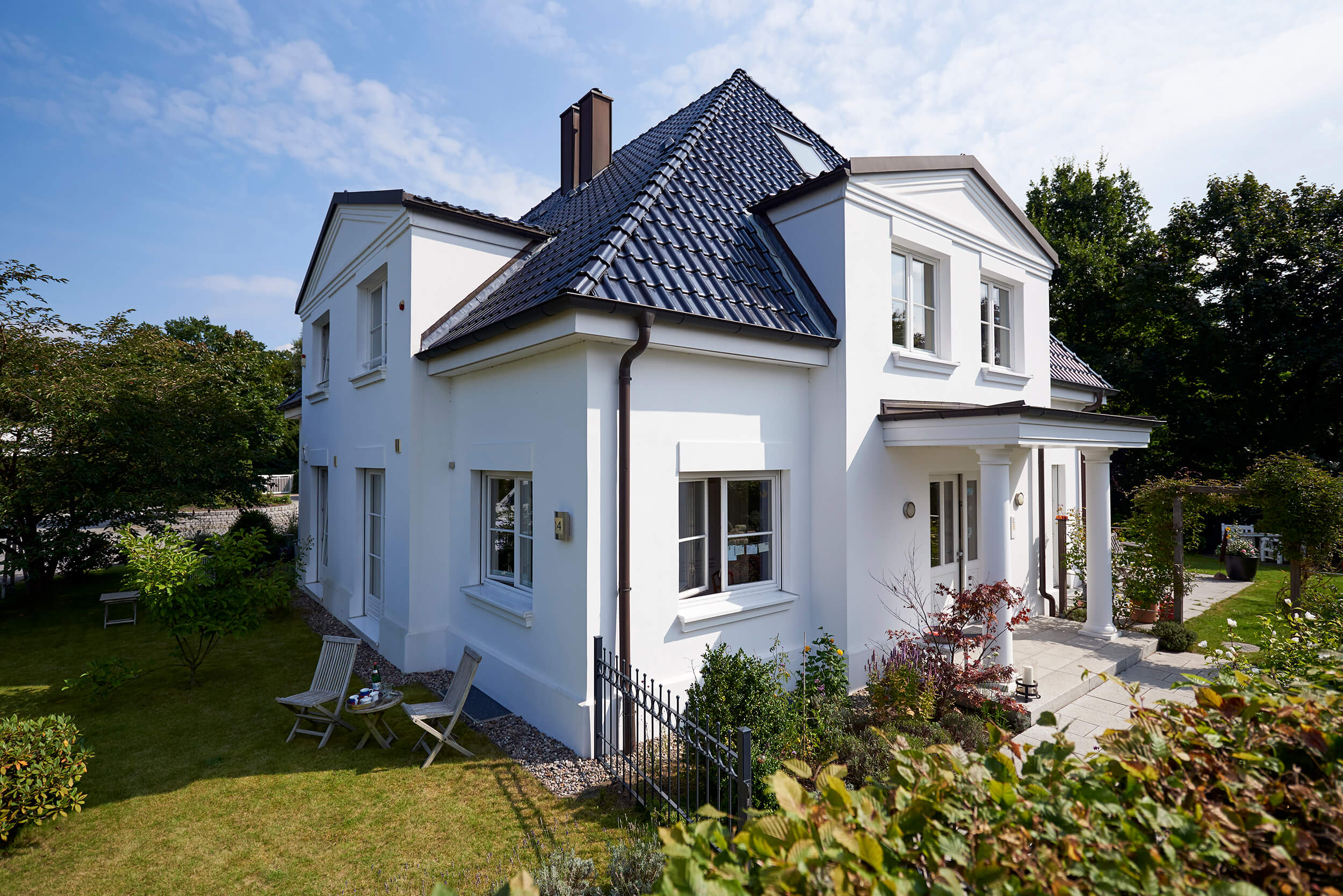Neue Fassadenfarbe in weiß eines Einfamilienhauses in Hamburg