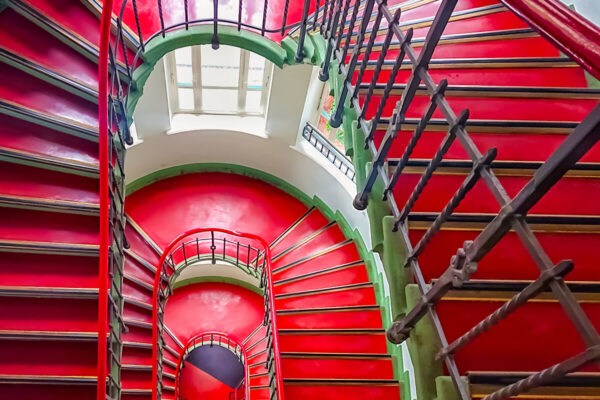 Renovierung eines Altbau Treppenhauses mit rotem Boden