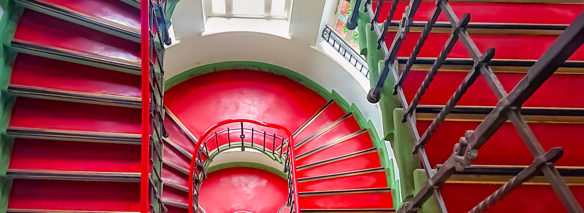 Renovierung eines Altbau Treppenhauses mit rotem Boden